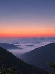 朝日の出る前の雲海の風景