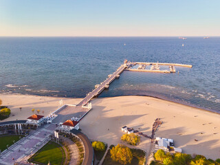 Panoramiczny widok na Molo i Plaze w Sopocie. Widok z drona. Lipiec 2023