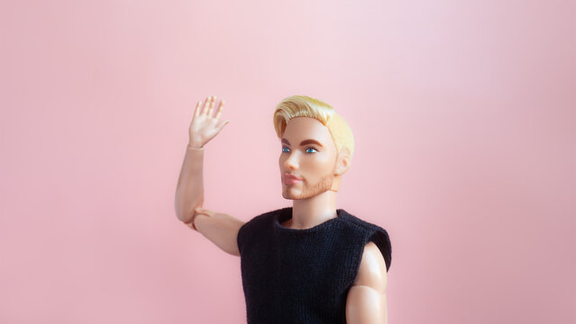 片手を上に挙げるジェスチャーをしているバービーの恋人のケン - 挨拶や挙手する男性のイメージ素材