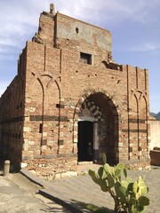 Antica chiesa normanna. Chiesa dei Santi Pietro e Paolo d'Agrò a Casalvecchio Siculo