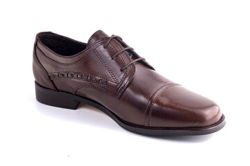 Sapato clássico de cor castanho masculino, isolado num fundo branco.