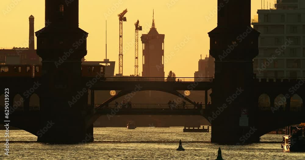 Wall mural Oberbaumbrücke und Rotes Rathaus im Hintergrund in Berlin, Deutschland.	