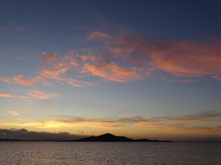 Una bonita puesta de sol, con la Isla del Barón de fondo, en La Manga, Cartagena (España)