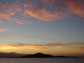Fototapeta na wymiar Una bonita puesta de sol, con la Isla del Barón de fondo, en La Manga, Cartagena (España)