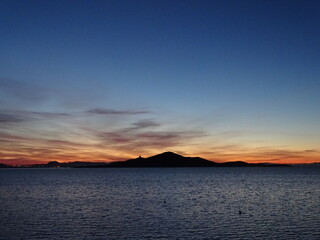 Una bonita puesta de sol, con la Isla del Barón de fondo, en La Manga, Cartagena (España) © Pablirous
