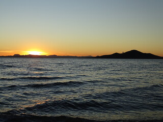 Una bonita puesta de sol, con la Isla del Barón de fondo, en La Manga, Cartagena (España)