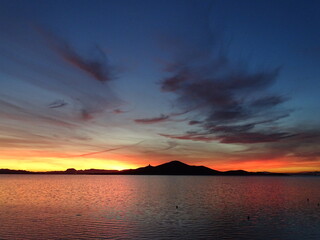 Una bonita puesta de sol, con la Isla del Barón de fondo, en La Manga, Cartagena (España) © Pablirous