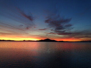 Una bonita puesta de sol, con la Isla del Barón de fondo, en La Manga, Cartagena (España)