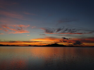 Una bonita puesta de sol, con la Isla del Barón de fondo, en La Manga, Cartagena (España)