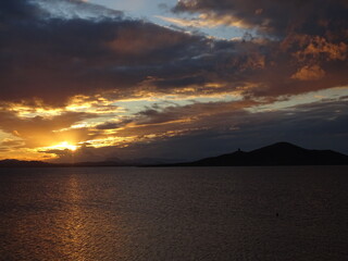 Una bonita puesta de sol, con la Isla del Barón de fondo, en La Manga, Cartagena (España)