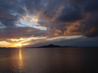 Una bonita puesta de sol, con la Isla del Barón de fondo, en La Manga, Cartagena (España) © Pablirous