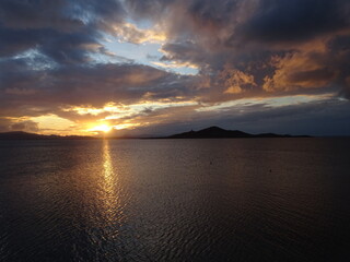 Una bonita puesta de sol, con la Isla del Barón de fondo, en La Manga, Cartagena (España) © Pablirous