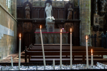 Kerzen in der Chapel Notre-Dame du Kreisker, St. Pol de Leon