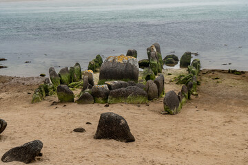 Dolmen von Guinirvit an der Baie von Kernic, Plouescat, Bretagne