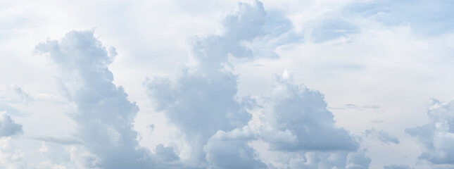 panorama nieba z chmurami
