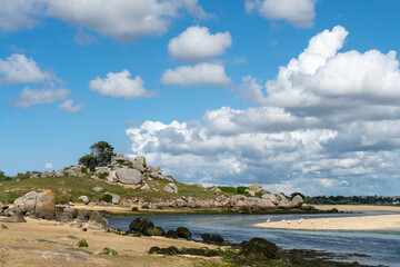 Dolmen von Guinirvit an der Baie von Kernic, Plouescat, Bretagne