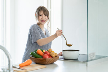 キッチンでカレーを作るアジア人女性・妊婦・プレママ
