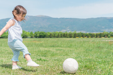 ボール遊びをするアジア人の子供（女の子・サッカー）
