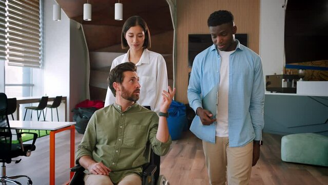 Injured businessman discusses project with colleague