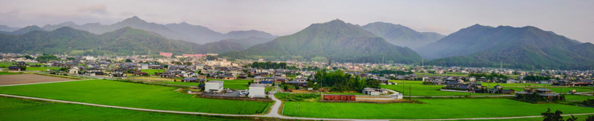 兵庫県・山に囲まれる朝の道の風景、神崎郡市川町
