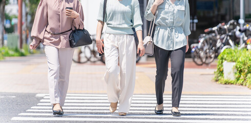 横断歩道を歩くアジア人ビジネスウーマン（女性）
