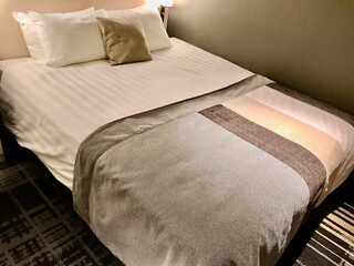 ビジネスホテルのシングルベッド