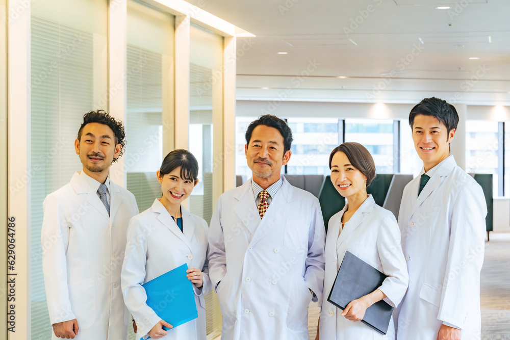 Poster 笑顔で並ぶ白衣のグループ　医師　病院　科学者