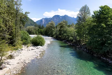 Gordijnen Flowing Skykomish river with cascade mountains © tab62