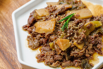 흰색 접시에 담긴 한국 전통 음식 불고기 요리