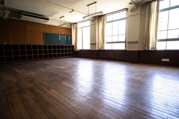 放課後の教室、日の当たる教室、学校の教室、無人の教室、