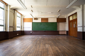 放課後の教室、日の当たる教室、学校の教室、無人の教室、