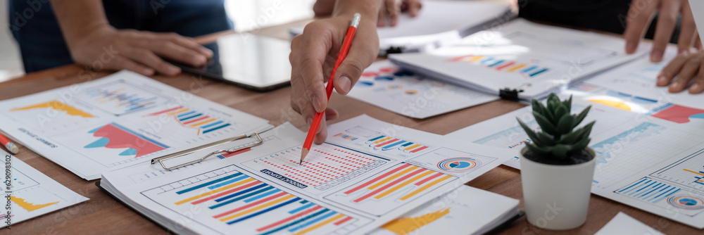 Leinwandbilder analyst team utilizing bi fintech to analyze and pointing at financial dashboard paper office. busin