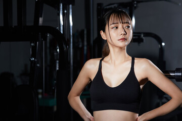 Fototapeta na wymiar ジムでトレーニングをする若いアジアの女性
