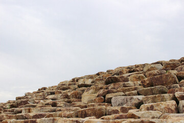 石の山と空
