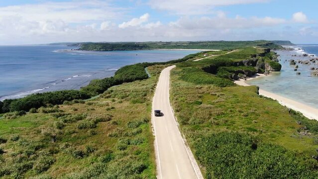 日本百景にも選ばれる宮古島を代表する景勝地、東平安名崎を車でドライブ（空撮）