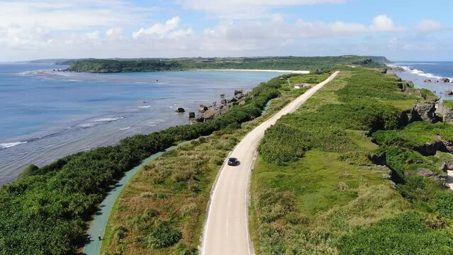 日本百景にも選ばれる宮古島を代表する景勝地、東平安名崎を車でドライブ（空撮）