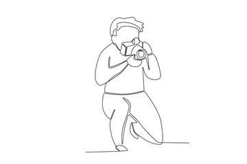 One continuous line drawing of a male photographer taking photo from right side by squatting

