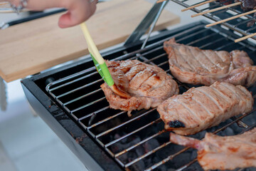 Meat grilled on the grill Wait until it's ready, then slice and serve.