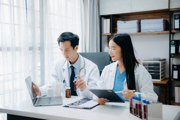 Obraz premium Portrait of Asian doctor speaking to colleagues during medical meeting in conference room or Medical Laboratory