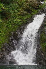ダイナミックに流れ落ち飛沫をあげるマテリヤの滝