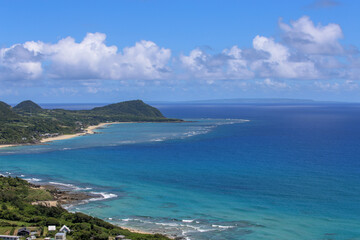 入り江いっぱいに広がる碧い海のグラデーションと明神崎