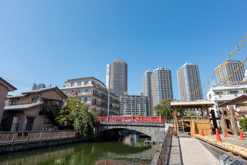 夏の東京都中央区佃島の風景　佃船溜と佃小橋