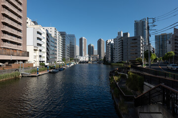 Fototapeta na wymiar 運河と高層マンションのある東京の風景