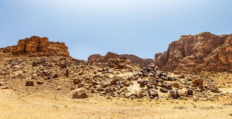 Fototapeta na wymiar الاردن - جبال وادي رم الرائعة The wonderful mountains of Wadi Rum- Jordan 