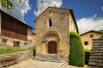 Fototapeta premium Eingang zur St. Johann-Kirche in Taufers im Münstertal