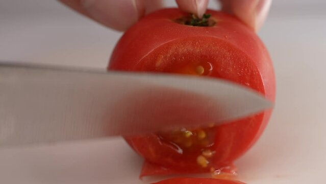 トマトを切るシーンを4Kスローモーションで撮影