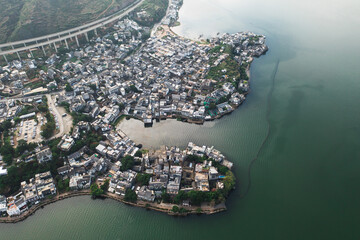 Naklejka premium Village and lake in Shuanglang, Yunnan, China.