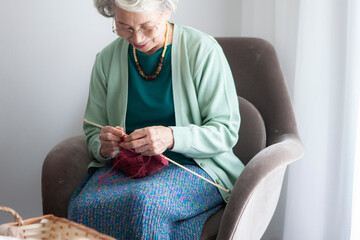 編み物をするシニア女性
