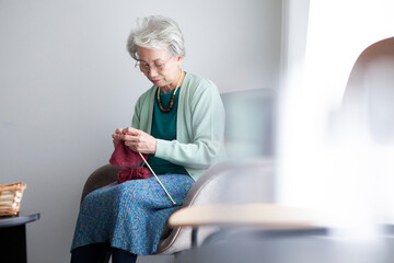 編み物をするシニア女性