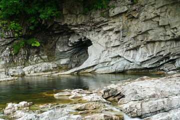 芦別の三段の滝の鋭利な岩肌